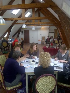 Groepjes met elkaar in dialoog over "de kracht van delen"