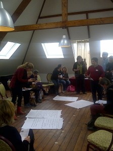 Mensen, papieren, ideeën, foto's maken, .....de kracht van het delen